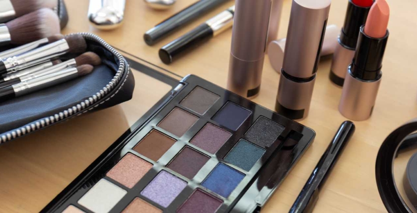 Más de 2300 cosméticos irregulares detectados durante control en La Bahía de Guayaquil